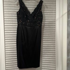 Black Jones New York cocktail dress size 4 featuring lace V neck top